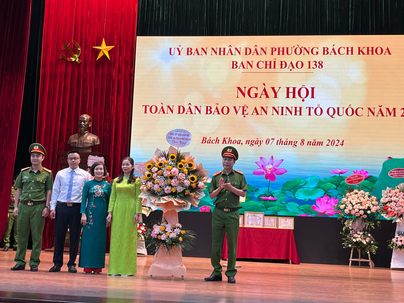 CATP Hà Nội tặng hoa chúc mừng Đảng bộ, chính quyền và nhân dân phường Bách Khoa