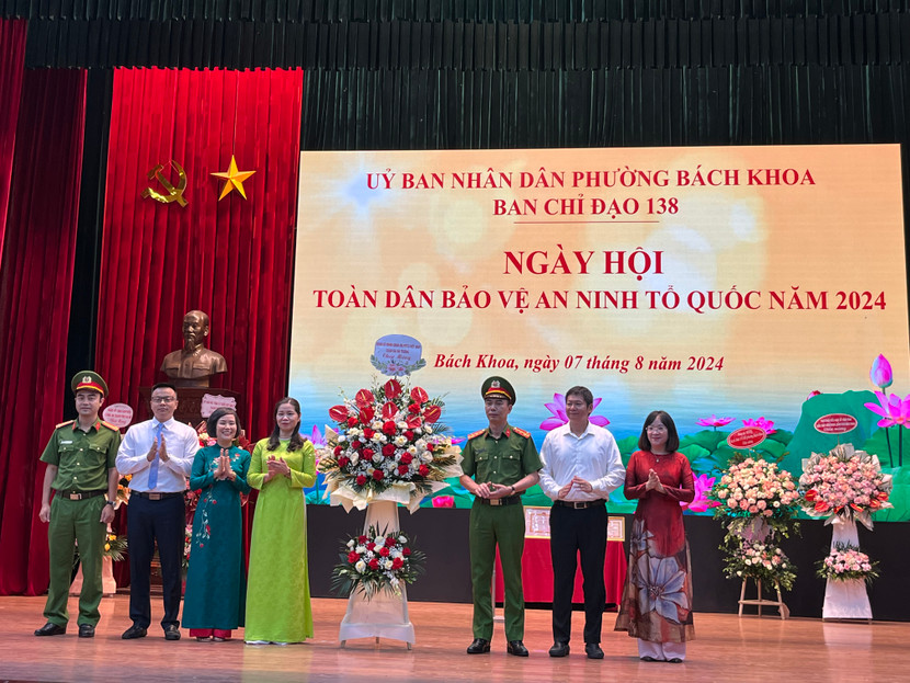 Quận uỷ, HĐND, UBND, Công an quận Hai Bà Trưng chúc mừng Ngày hội Toàn dân bảo vệ an ninh Tổ quốc phường Bách Khoa