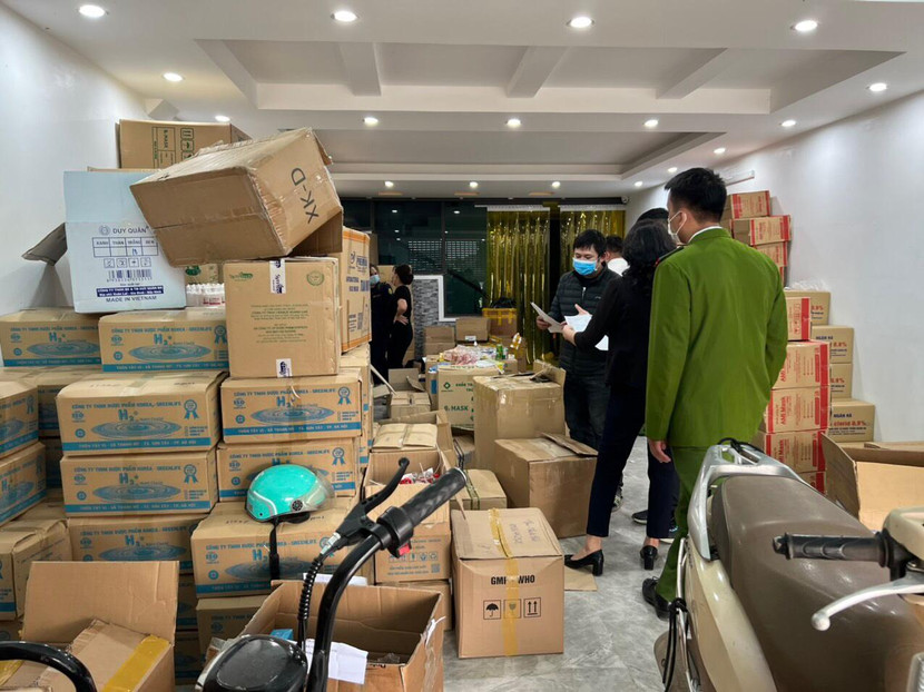 Lực lượng chức năng phát hiện lô hàng hoá