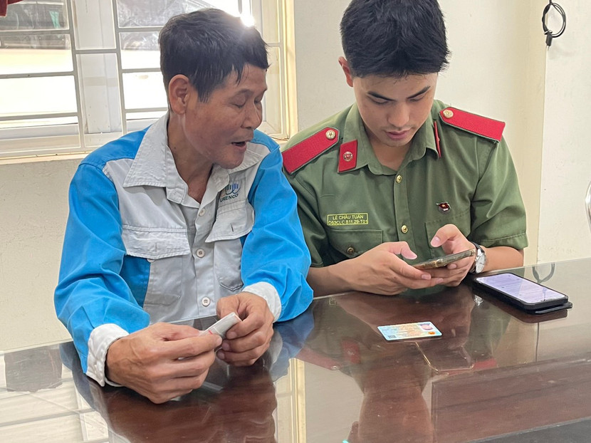 Những công nhân vệ sinh môi trường được lực lượng Công an hỗ trợ sử dụng ứng dụng VNeID và xác thực mã định danh cá nhân
