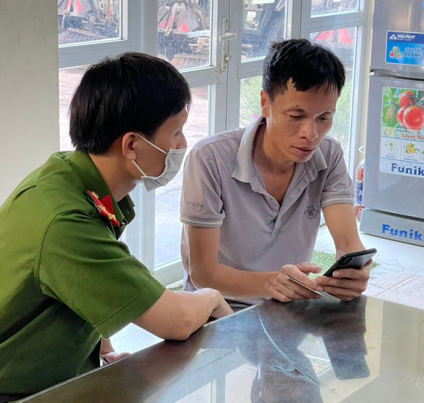 Lực lượng Công an hỗ trợ nhân dân, người lao động cài đặt, kích hoạt, sử dụng tài khoản định danh điện tử