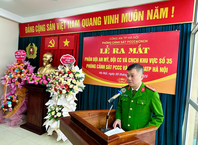 Thượng tá Nguyễn Lê Cường - Phó Trưởng phòng Cảnh sát PCCC&amp;CNCH, phát biểu giao nhiệm vụ cho lực lượng PCCC cơ sở