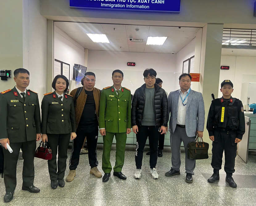 Cơ quan chức năng bàn giao đối tượng truy nã