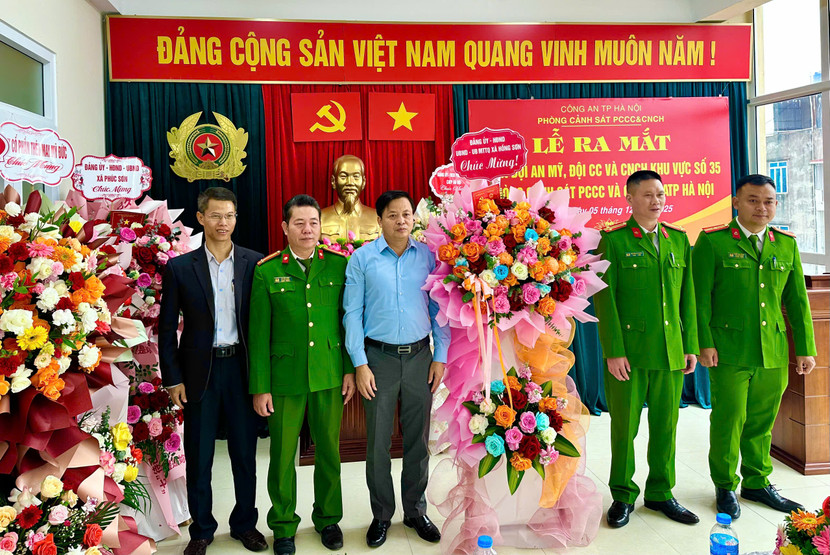 Đại diện Lãnh đạo Đảng uỷ, UBND xã Hồng Sơn tặng hoa chúc mừng Ban Chỉ huy Đội chữa cháy và cứu nạn cứu hộ khu vực số 35.