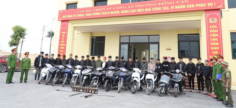 Công an phường Đồng Văn triệu tập 27 đối tượng để làm rõ về hành vi gây rối trật tự công cộng Công an phường Đồng Văn triệu tập 27 đối tượng để làm rõ về hành vi gây rối trật tự công cộng