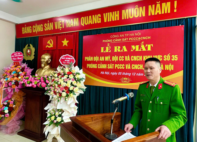 Trung tá Nguyễn Duy Mạnh - Đội trưởng Đội CC&amp;CNCH khu vực số 35, Phòng Cảnh sát PCCC&amp;CNCH Công an thành phố Hà Nội phát biểu nhận nhiệm vụ được chỉ huy đơn vị giao