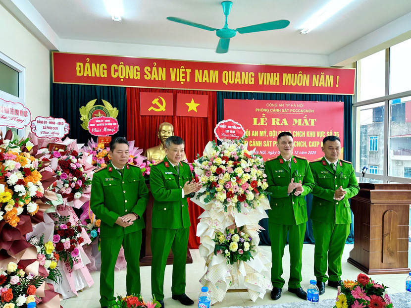 Đại diện Ban Chỉ huy Phòng Cảnh sát Phòng cháy, chữa cháy và cứu nạn, cứu hộ CATP Hà Nội tặng hoa chúc mừng Ban Chỉ huy Đội chữa cháy và cứu nạn cứu hộ khu vực số 35.