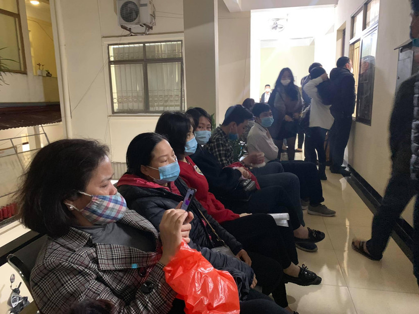 Khu vực hành lang được bố trí ghế để người dân nghỉ ngơi trong lúc chờ làm thủ tục Khu vực hành lang được bố trí ghế để người dân nghỉ ngơi trong lúc chờ làm thủ tục