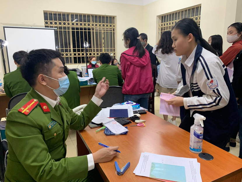 CBCS tận tình hướng dẫn các em học sinh đến làm căn cước CBCS tận tình hướng dẫn các em học sinh đến làm căn cước