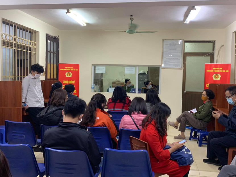 Người dân đến làm thủ tục cấp căn cước công dân gắn chíp Người dân đến làm thủ tục cấp căn cước công dân gắn chíp