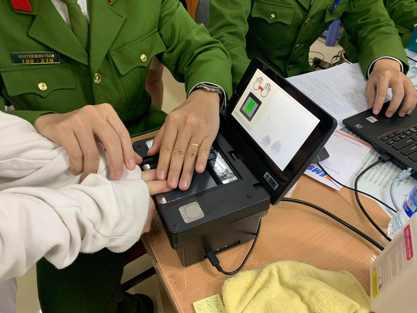 CBCS thực hiện lấy vân tay tròn CBCS thực hiện lấy vân tay tròn