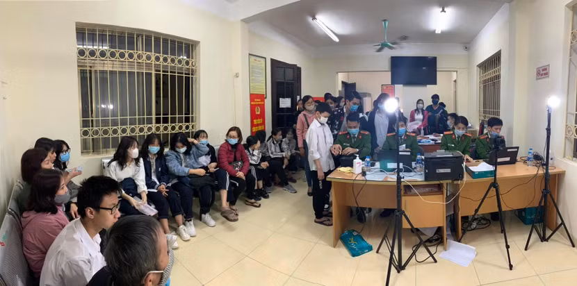 23h đêm căn phòng làm việc của Đội Cảnh sát QLHC Công an quận Đống Đa vẫn "sáng đèn" phục vụ nhân dân