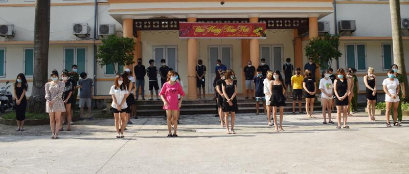 Các đối tượng tụ tập sử dụng ma túy trong quán hát Các đối tượng tụ tập sử dụng ma túy trong quán hát