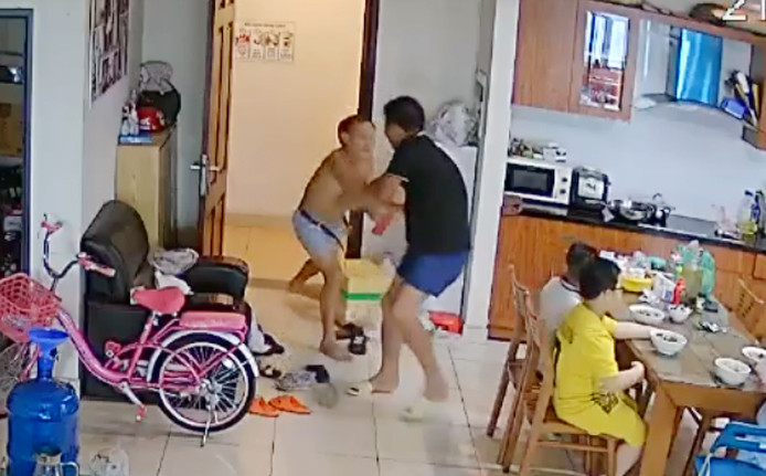 Hình ảnh người đàn ông xông vào nhà hàng xóm tấn công chủ nhà Hình ảnh người đàn ông xông vào nhà hàng xóm tấn công chủ nhà