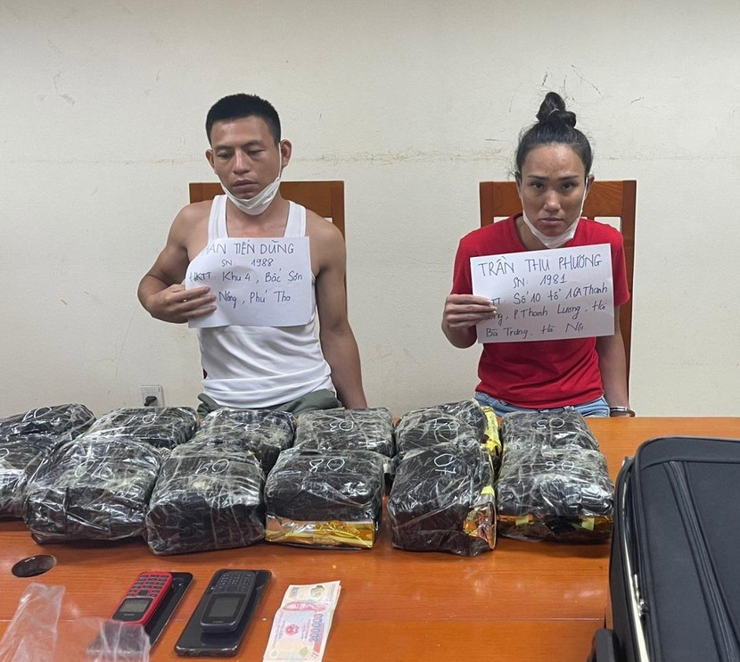 Hai đối tượng cùng số tang vật bị thu giữ Hai đối tượng cùng số tang vật bị thu giữ