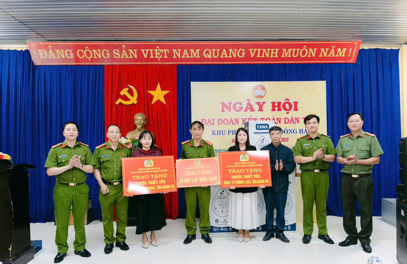 Công an phường Ô Chợ Dừa trao tặng thuốc thiết yếu cho trạm y tế các xã Công an phường Ô Chợ Dừa trao tặng thuốc thiết yếu cho trạm y tế các xã