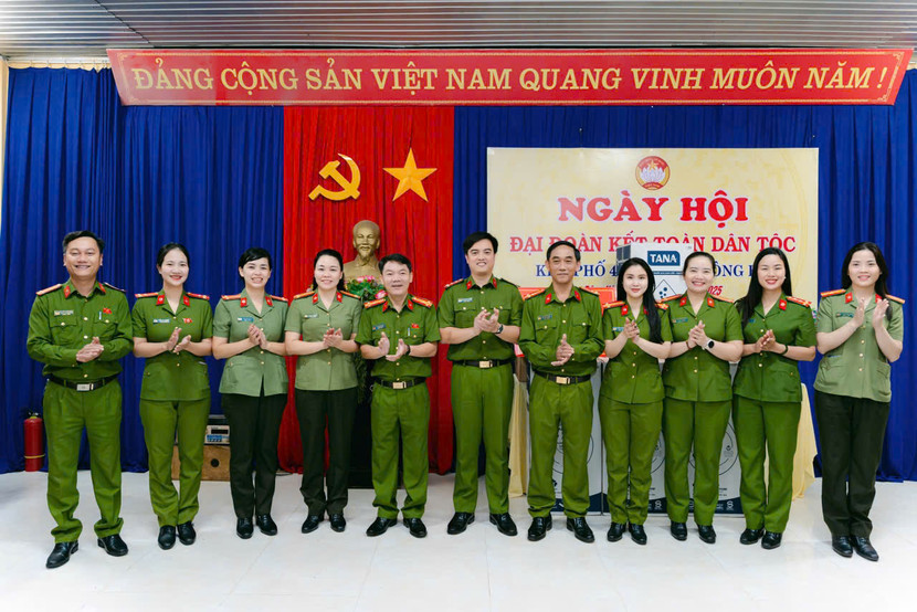 Chuyến công tác không chỉ mang theo những món quà vật chất, mà còn lan tỏa tinh thần tương thân tương ái, thể hiện trách nhiệm, tấm lòng của lực lượng Công an Thủ đô đối với đồng bào miền Trung đang gặp khó khăn Chuyến công tác không chỉ mang theo những món quà vật chất, mà còn lan tỏa tinh thần tương thân tương ái, thể hiện trách nhiệm, tấm lòng của lực lượng Công an Thủ đô đối với đồng bào miền Trung đang gặp khó khăn
