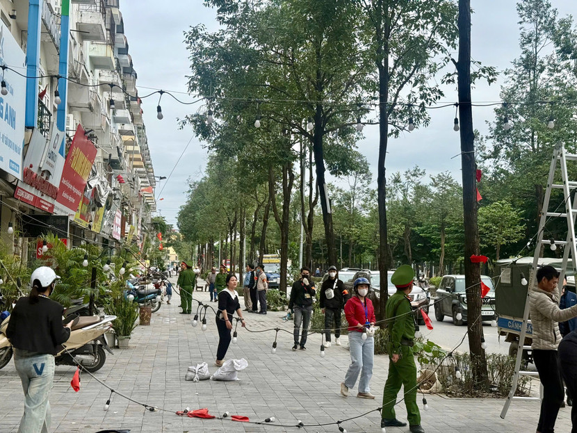 Lực lượng chức năng kiên quyết tháo dỡ các mái che, mái vẩy, bục bệ, biển quảng cáo, rao vặt... sai quy định