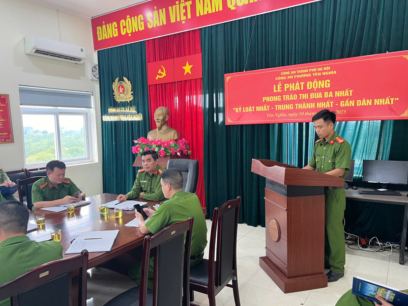 Thượng uý Nguyễn Văn Trường, đại diện Đoàn Thanh niên Công an phường Yên Nghĩa phát biểu hưởng ứng lễ phát động