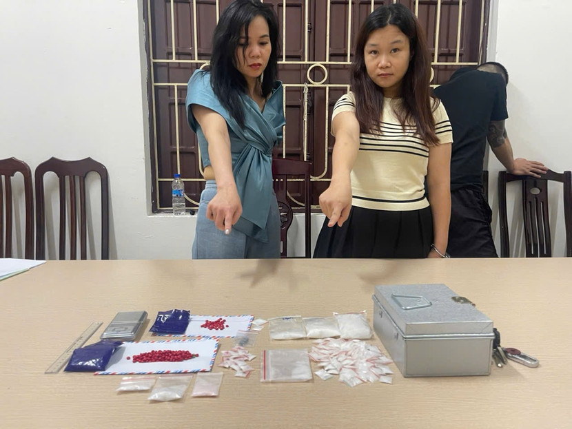 Các đối tượng cùng tang vật ma tuý bị Công an phường Hà Đông bắt giữ Các đối tượng cùng tang vật ma tuý bị Công an phường Hà Đông bắt giữ