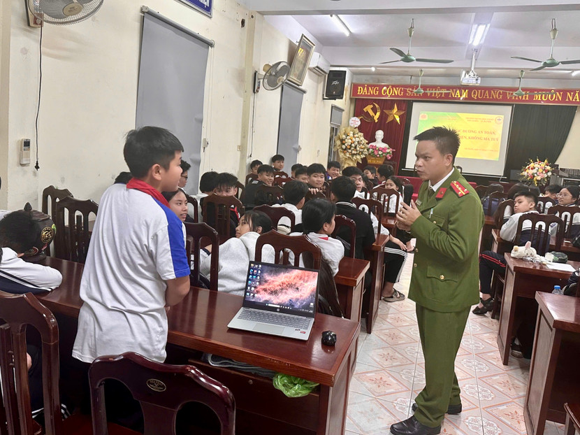 Các em học sinh được giao lưu, giải đáp các thắc mắc về bạo lực học đường