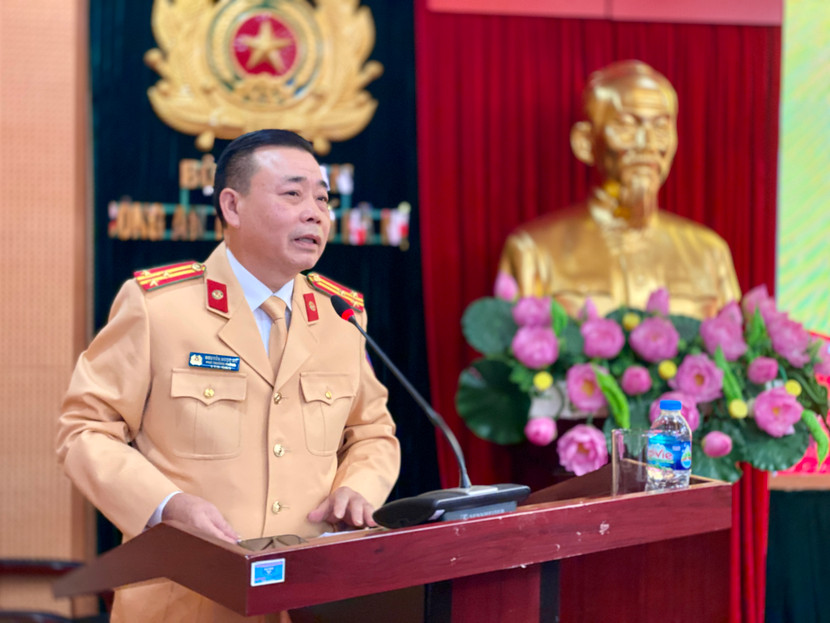 Thượng tá Nguyễn Ngọc Mẽ - Phó Trưởng phòng Cảnh sát giao thông, Công an thành phố trình bày báo cáo tại hội nghị