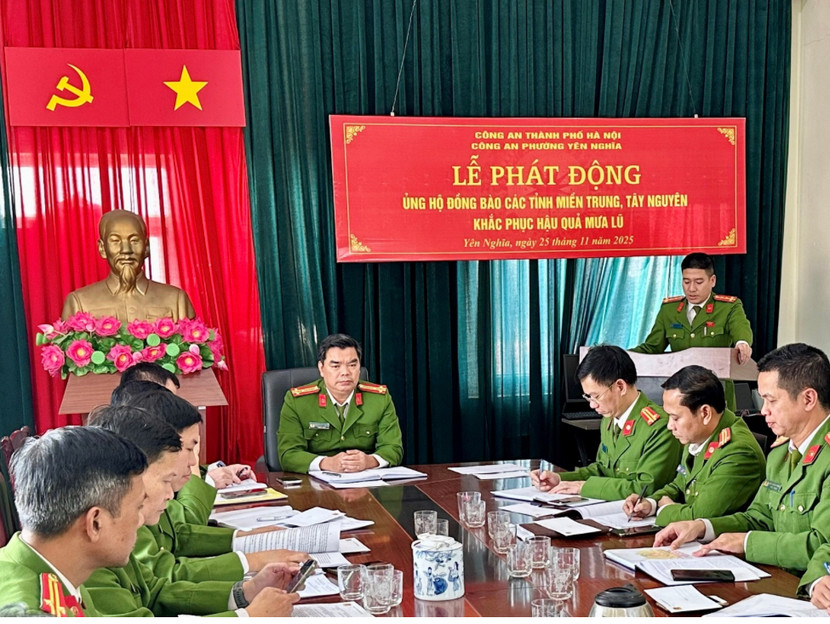 Đại uý Trần Quyết Thắng - Phó trưởng Công an phường phát động ủng hộ đồng bào các tỉnh khắc phục hậu quả mưa lũ