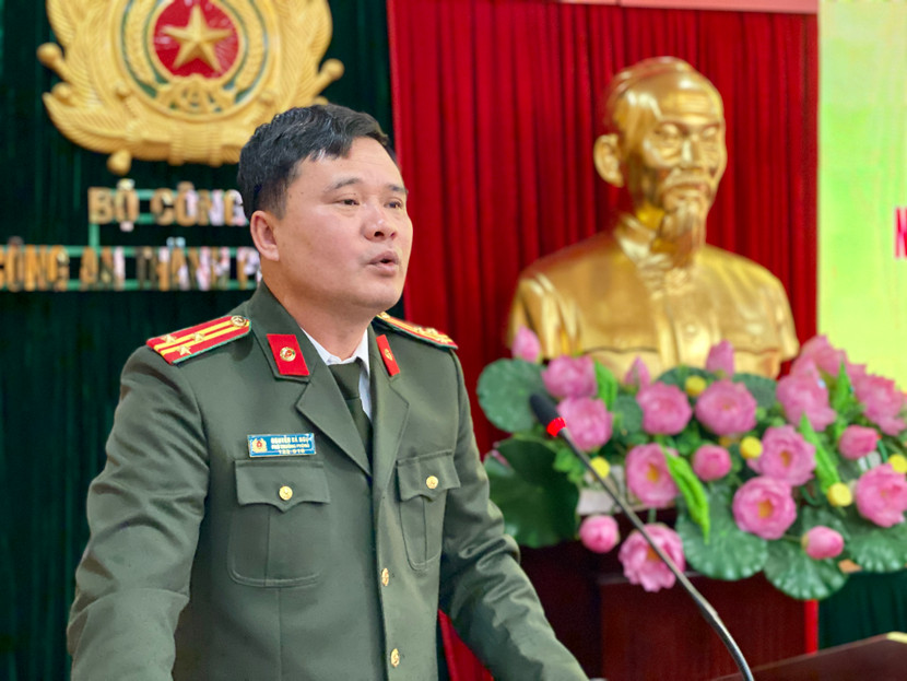 Thượng tá Nguyễn Bá Ngự, Phó Trưởng phòng Tham mưu, Công an thành phố Hà Nội phát biểu tại hội nghị