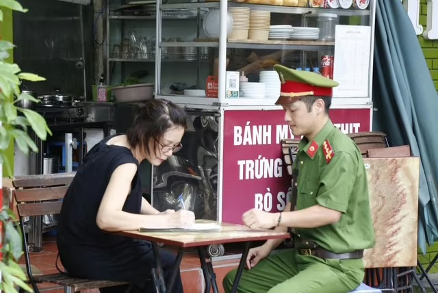 Công an phường tổ chức ký cam kết cho các hộ kinh doanh... Công an phường tổ chức ký cam kết cho các hộ kinh doanh...