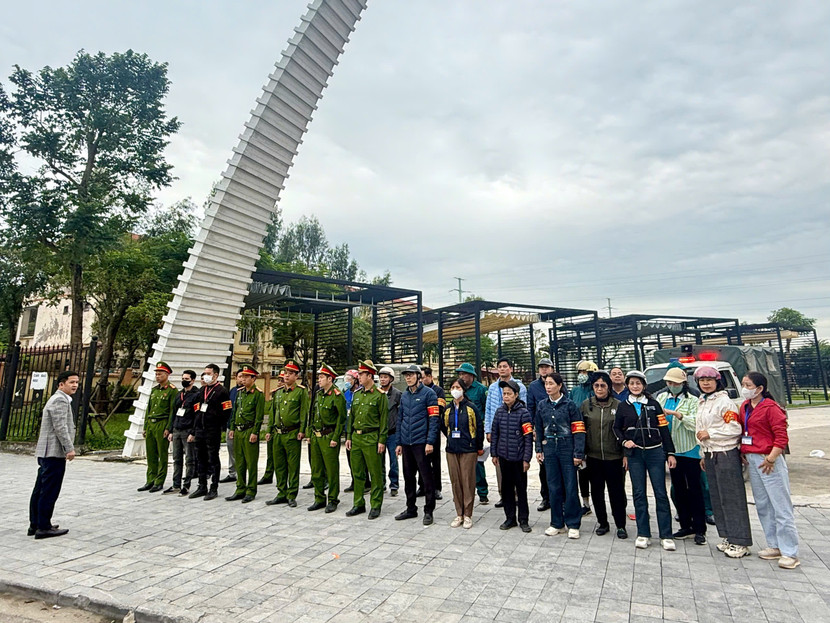 Buổi ra quân có sự tham gia phối hợp nhiều lực lượng thuộc phường Yên Nghĩa