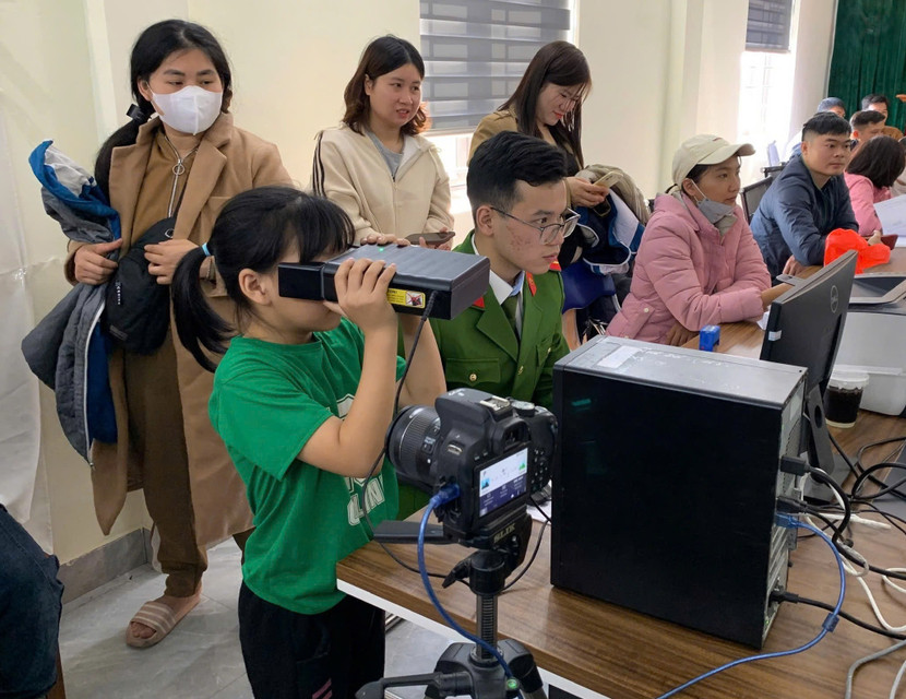 Kết thúc ngày làm việc, các tổ lưu động đã hoàn thành thủ tục cho gần 600 trường hợp