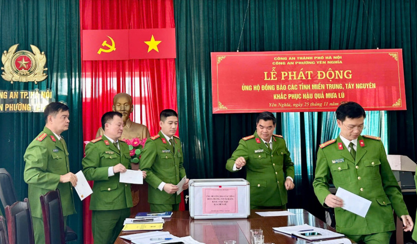 Tập thể cán bộ, chiến sĩ Công an phường Yên Nghĩa quyên góp ủng hộ đồng bào vùng lũ