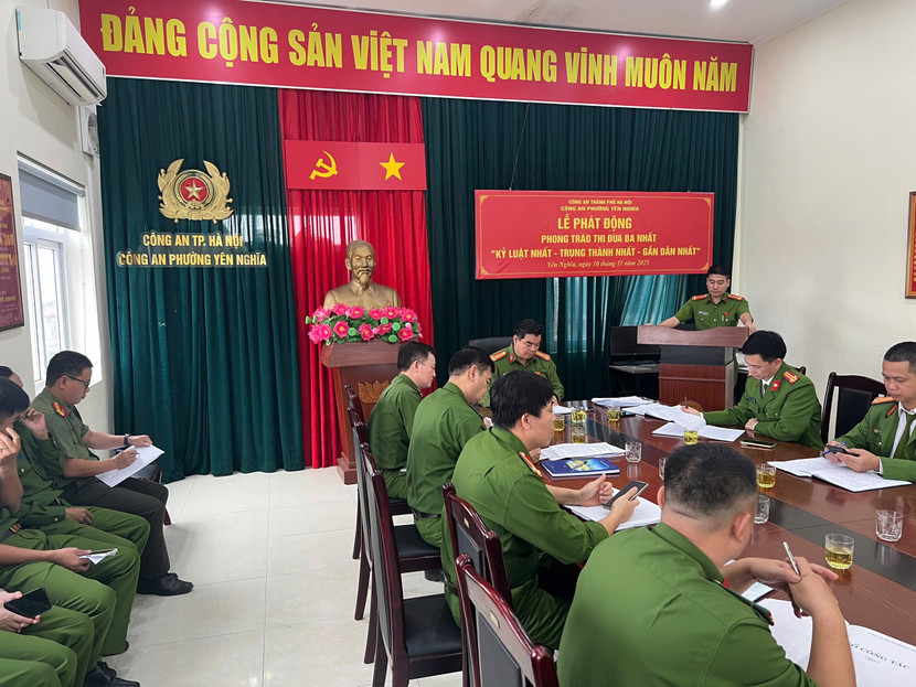 Đại úy Trần Quyết Thắng, Phó Bí thư Đảng ủy, Phó Trưởng Công an phường Yên Nghĩa phát biểu tại lễ phát động