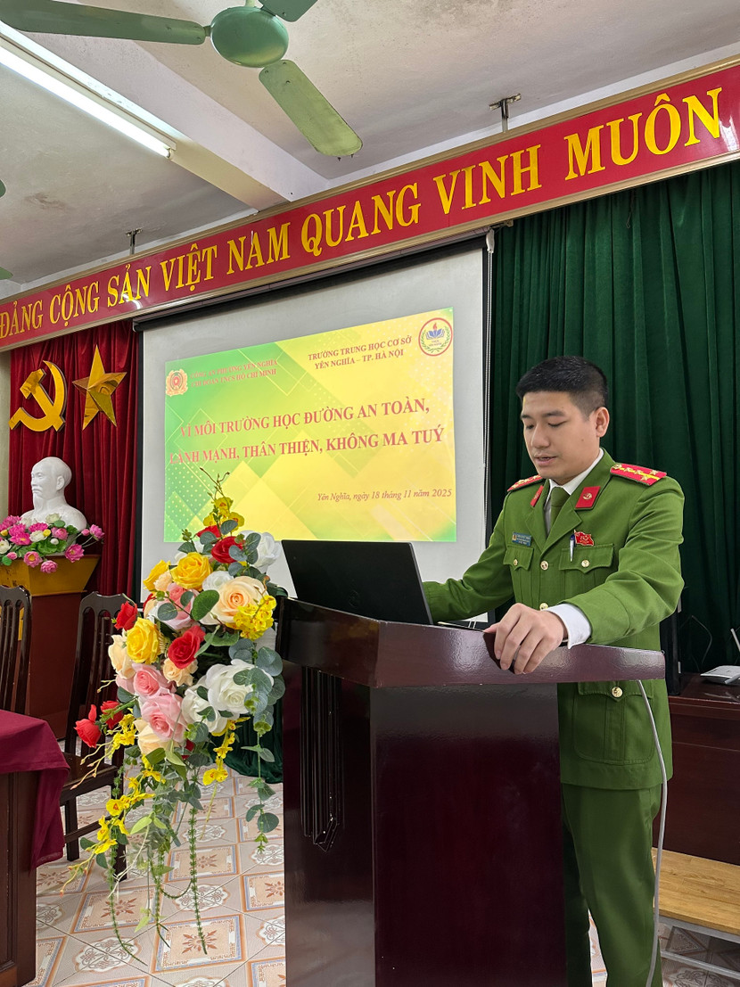 Đại uý Trần Quyết Thắng, Phó trưởng Công an phường phát biểu tại buổi làm việc