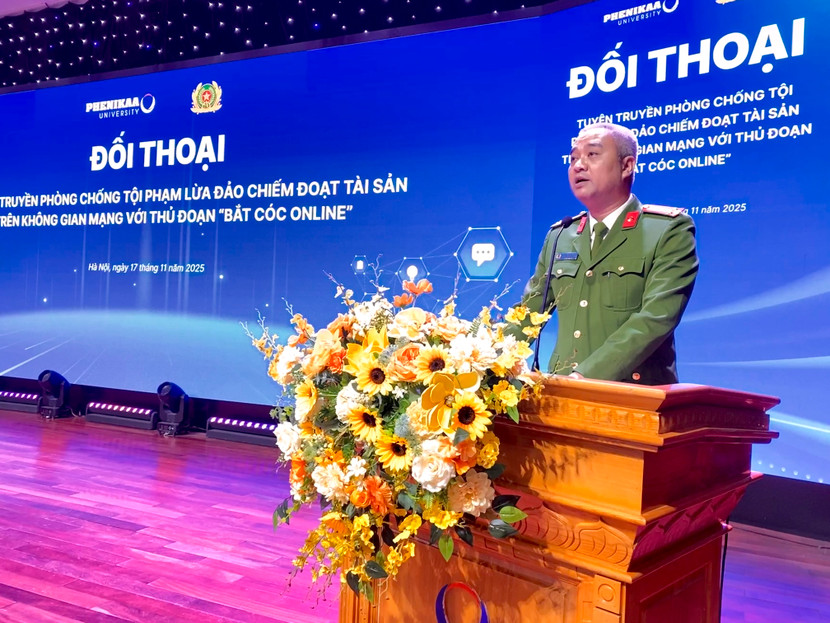 Trung tá Bùi Quang Vinh - Trưởng Công an phường Dương Nội phát biểu tại buổi đối thoại