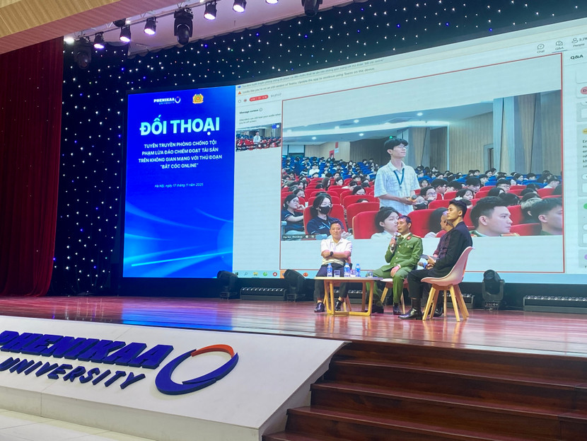 Các chuyên gia và đại diện cơ quan công an đối thoại, giải đáp thắc mắc của các bạn sinh viên về các hình thức lừa đảo trên không gian mạng