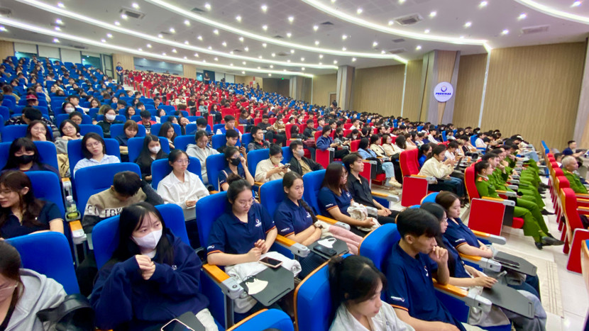 Buổi đối thoại thu hút sự tham gia của 720 sinh viên tại hội trường và gần 4.000 sinh viên theo dõi trực tuyến qua nền tảng MS Teams.