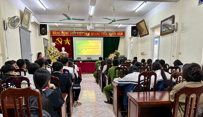 Buổi làm có sự tham gia của Ban giám hiệu, đại diện phụ huynh, học sinh trường THCS Yên Nghĩa