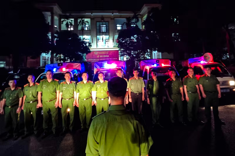 Tổ công tác Công an phường Hà Đông thực hiện nhiệm vụ tuần tra đêm từ 22h đến 4h sáng... Tổ công tác Công an phường Hà Đông thực hiện nhiệm vụ tuần tra đêm từ 22h đến 4h sáng...