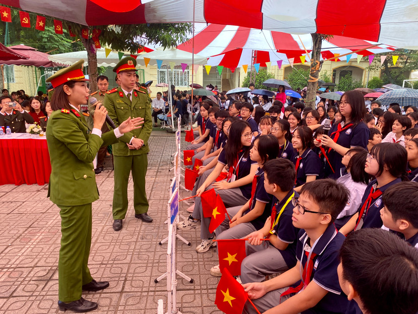 Cán bộ Công an phường Hà Đông chia sẻ kỹ năng tham gia giao thông an toàn Cán bộ Công an phường Hà Đông chia sẻ kỹ năng tham gia giao thông an toàn