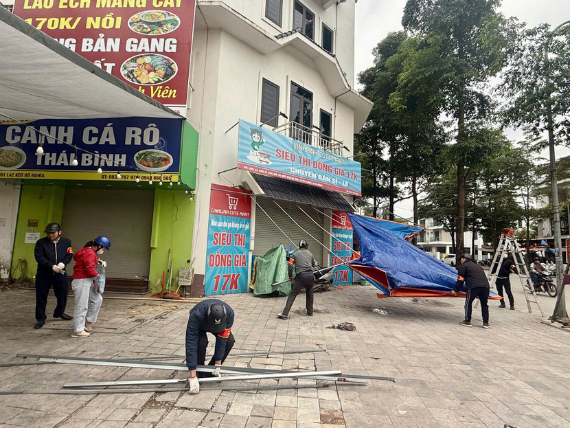 Tổ công tác thu giữ nhiều vật dụng lấn chiếm vỉa hè gây mất mỹ quan đô thị, xử phạt nghiêm theo quy định của pháp luật