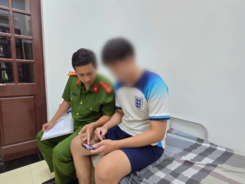 Công an phường Hà Đông giải cứu một nam sinh viên bị "bắt cóc online" Công an phường Hà Đông giải cứu một nam sinh viên bị "bắt cóc online"