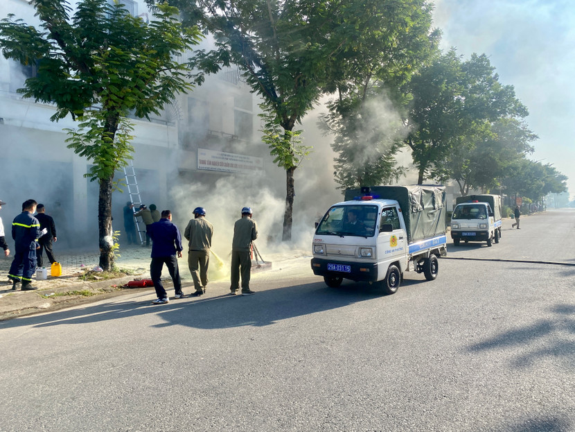 Tình huống giả định đám cháy tỏa nhiều khói khí độc bao trùm lối thoát nạn duy nhất, khiến 2 người dân bị mắc kẹt tại tầng 2, tính mạng bị đe dọa...