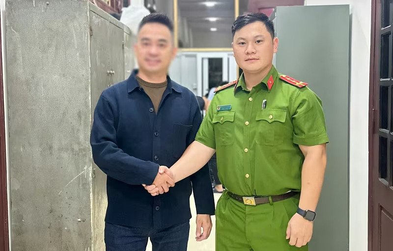 Chủ cửa hàng đá quý cảm ơn Công an phường Hà Đông đã nhanh chóng truy bắt được đối tượng trộm cắp tài sản qua công tác nắm tình hình trên không gian mạng Chủ cửa hàng đá quý cảm ơn Công an phường Hà Đông đã nhanh chóng truy bắt được đối tượng trộm cắp tài sản qua công tác nắm tình hình trên không gian mạng