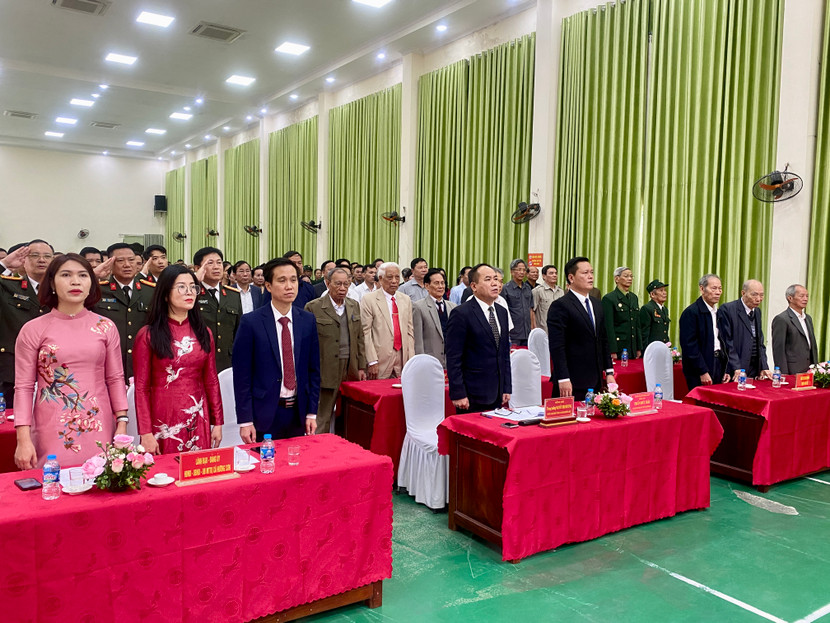 Các đại biểu thực hiện nghi lễ chào cờ Các đại biểu thực hiện nghi lễ chào cờ