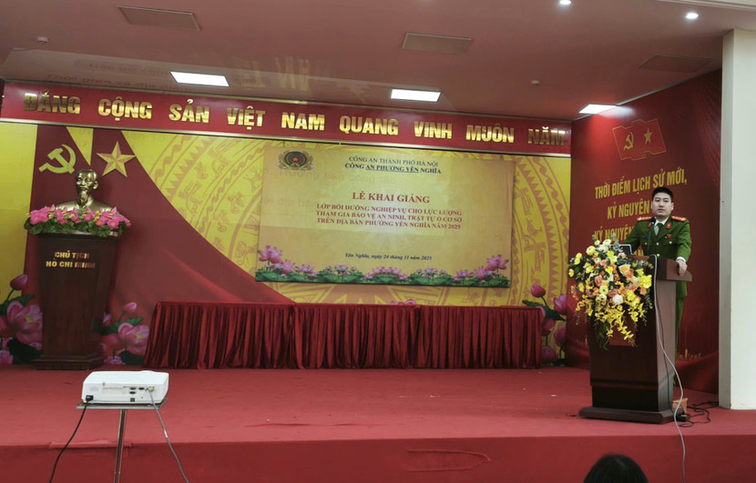 Đại úy Trần Quyết Thắng, Phó Bí thư Đảng ủy, Phó Trưởng Công an phường phát biểu tại lễ khai giảng Đại úy Trần Quyết Thắng, Phó Bí thư Đảng ủy, Phó Trưởng Công an phường phát biểu tại lễ khai giảng