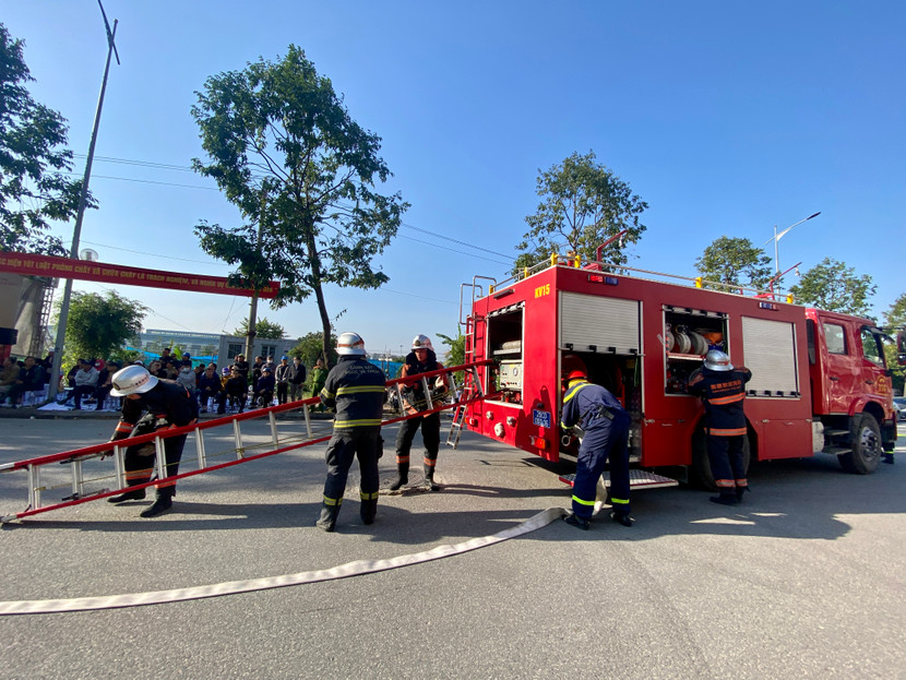 Các mũi tấn công đã phối hợp triển khai đội hình chữa cháy và xe thang cứu nạn...