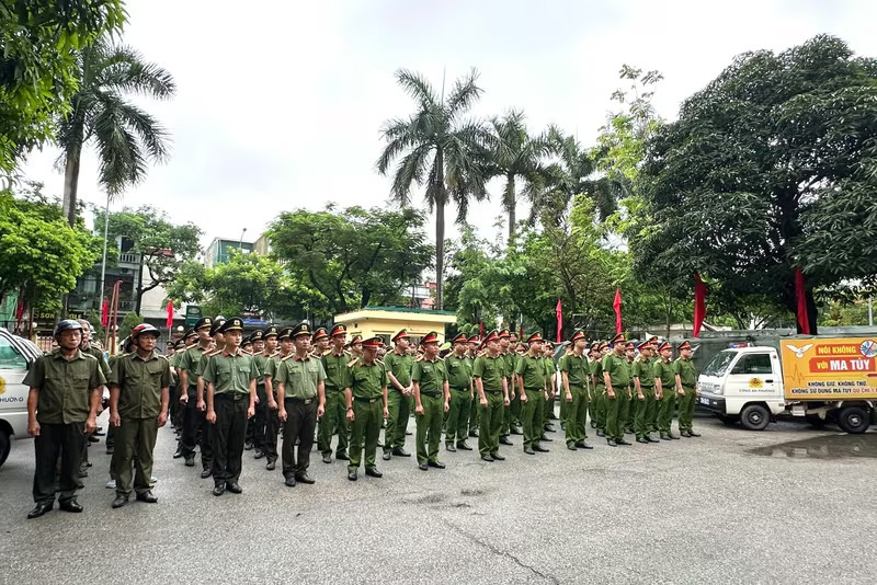 Lực lượng Công an phường Hà Đông ra quân xử lý nghiêm các trường hợp lấn chiếm vỉa hè, lòng đường, đảm bảo trật tự đô thị trên địa bàn Lực lượng Công an phường Hà Đông ra quân xử lý nghiêm các trường hợp lấn chiếm vỉa hè, lòng đường, đảm bảo trật tự đô thị trên địa bàn