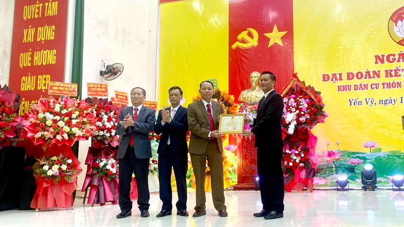 Đồng chí Trần Đức Hải, Thành ủy viên, Bí thư Đảng ủy, Chủ tịch HĐND xã Hương Sơn trao danh hiệu "Làng văn hoá" cho đại diện thôn Yến Vỹ Đồng chí Trần Đức Hải, Thành ủy viên, Bí thư Đảng ủy, Chủ tịch HĐND xã Hương Sơn trao danh hiệu "Làng văn hoá" cho đại diện thôn Yến Vỹ