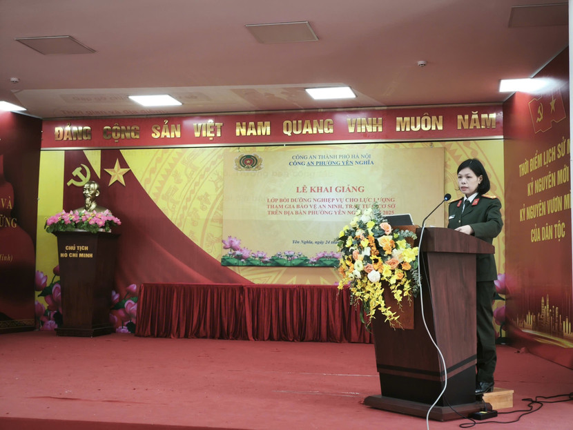 Trung tá Đào Thị Hạnh Ngàn, Giám đốc Trung tâm huấn luyện và bồi dưỡng nghiệp vụ CATP công bố quyết định mở lớp Trung tá Đào Thị Hạnh Ngàn, Giám đốc Trung tâm huấn luyện và bồi dưỡng nghiệp vụ CATP công bố quyết định mở lớp